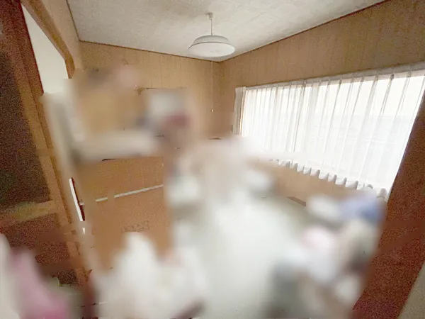 洋室の写真です。室内は南向きの窓から自然光が入るため明るい印象です。