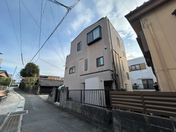 3階建ての戸建外観です。静かな住宅街の路地に面しており、落ち着いた雰囲気です。