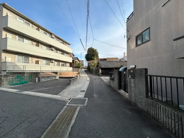 前面道路です。徒歩・自転車移動も見通しよく、安全性を意識した暮らしが想像できます。