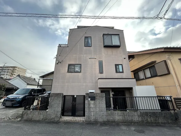 3階建ての戸建外観です。複数の窓が各階に配置されており、特に2階と3階は採光に配慮された設計です。