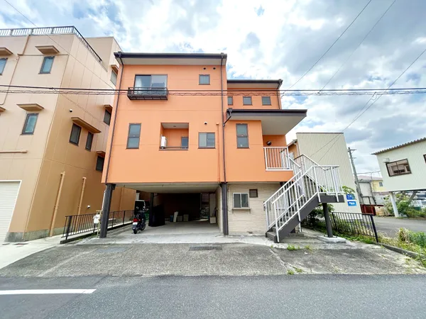 1階部分は駐車スペースとして活用されており、バイクや車を雨から守ることができます。2階へは外階段で直接アクセスでき、プライバシーにも配慮された設計です。
