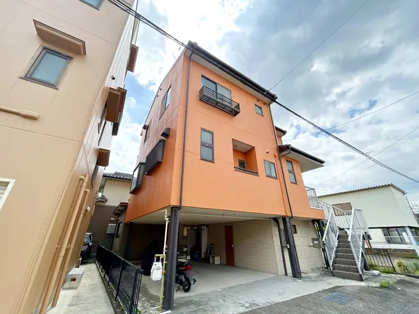 1階部分はピロティ形式で駐車スペースが確保されており、雨の日も車の乗り降りがしやすい構造です。外階段が設けられており、各住戸へのアクセスもスムーズです。