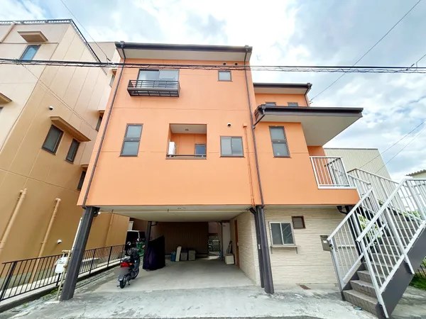 1階部分はビルトインガレージとなっており、バイクや自転車、車を雨風から守りながら駐車できます。右手の外階段から各住戸へアクセスできます。