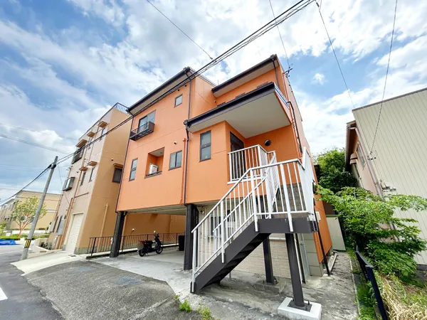 低層集合住宅の外観です。前面道路は幅が広く、歩道も整備されており、車や自転車の出入りがしやすい環境です。