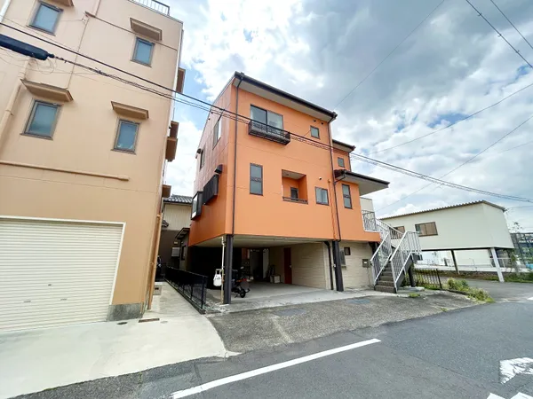 1階部分はピロティ形式で駐車スペースが確保されており、バイクや自転車も置きやすい構造です。前面道路は幅があり、車の出し入れもしやすい環境です。