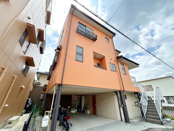 3階建ての戸建て外観です。1階部分は広めのピロティ形式で、バイクや自転車、車の駐車スペースとして活用できます。