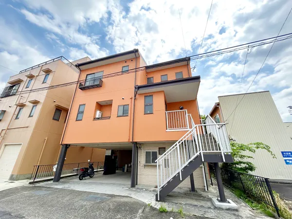 1階部分は駐車スペースとして利用でき、バイクや自転車も置けるゆとりがあります。外階段が設けられており、各住戸への独立したアプローチが確保されています。