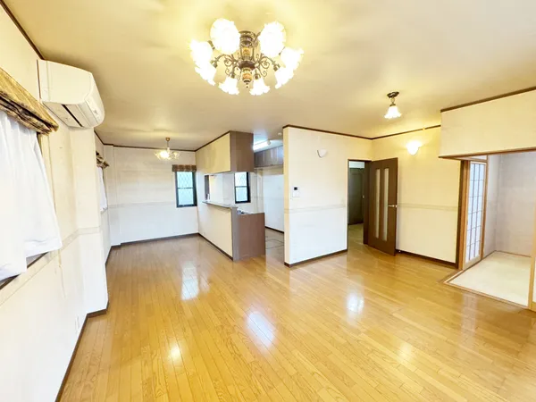 約21.0帖の広々としたリビング。３面採光なので明るい空間が特徴的です。ご見学希望や物件詳細が知りたい方は三井のリハウス徳重センターまでお気軽にお問い合わせください♪※火水定休