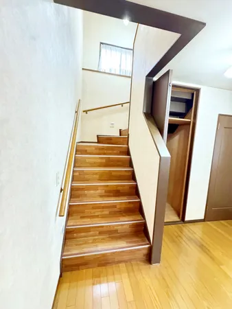 手すり付き階段　ご見学希望や物件詳細が知りたい方は三井のリハウス徳重センターまでお気軽にお問い合わせください♪（TEL:0120-16-0031　※火水定休）