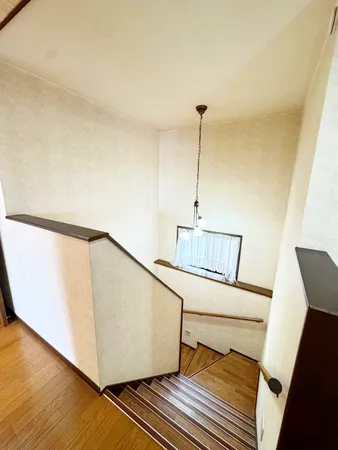 手すり付き階段　ご見学希望や物件詳細が知りたい方は三井のリハウス徳重センターまでお気軽にお問い合わせください♪（TEL:0120-16-0031　※火水定休）