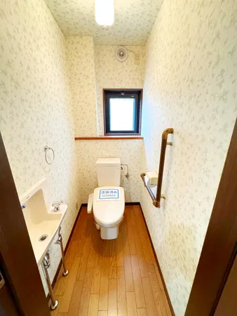 ２Fトイレ　ご見学希望や物件詳細が知りたい方は三井のリハウス徳重センターまでお気軽にお問い合わせください♪（TEL:0120-16-0031　※火水定休）