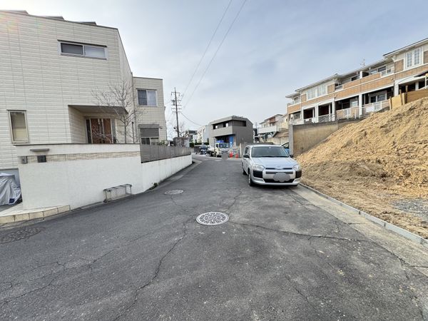 緑区鳴丘2丁目 新築戸建 2号棟 前面道路含む外観 緑区鳴丘2丁目 新築戸建 2号棟 前面道路含む外観