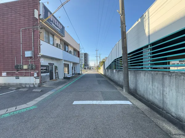 角地 　南東約5.9m公道,接道間口約8.3m、北東約5.8m公道,接道間口約15.0m