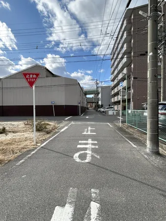 角地に位置する敷地の様子です。前面道路が広く、開放感のある立地が特徴です。