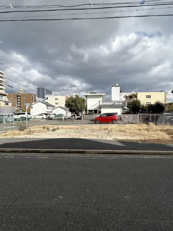 角地に位置する敷地の様子です。前面道路が広く、開放感のある立地が特徴です。