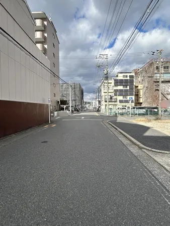前面道路は幅員が広く、歩道も確保されているため、車の出入りや歩行も安心な印象です。