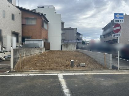 瑞穂区汐路町4丁目 1号棟 前面道路含む外観