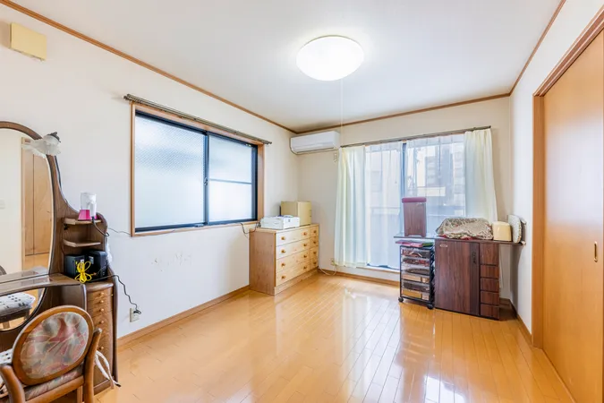 南東側約6.8帖洋室