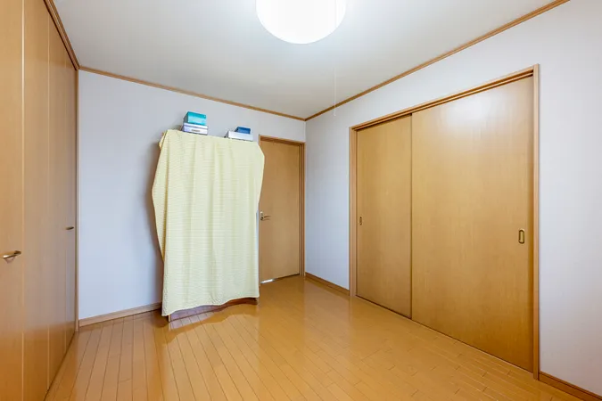 南西側約6.1帖洋室