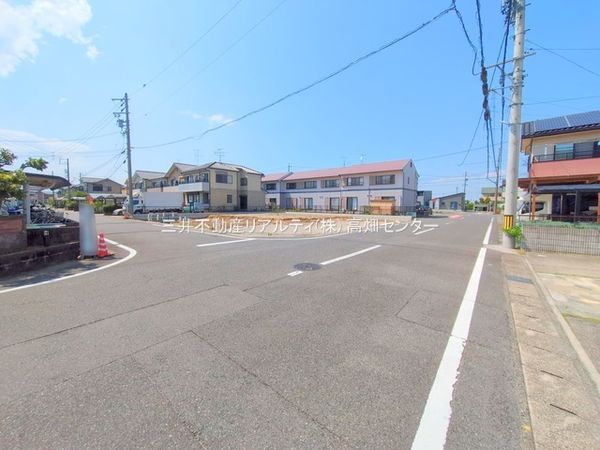 弥富市平島東3丁目【A号棟】 前面道路含む外観