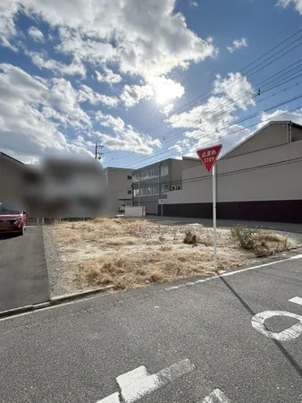 角地に位置する敷地の様子です。前面道路が広く、開放感のある立地が特徴です。