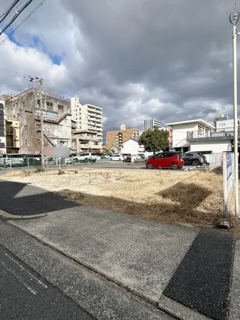 角地に位置する敷地の様子です。前面道路が広く、開放感のある立地が特徴です。