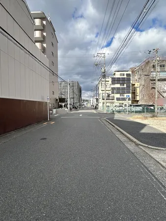 前面道路は幅員が広く、歩道も確保されているため、車の出入りや歩行も安心な印象です。