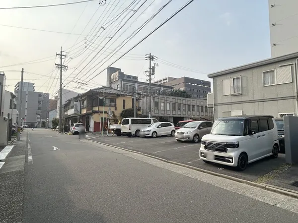 敷地面積約148.73平米（約 44.99坪）の角地、整形地です。前面道路は南側（公道約5.9ｍ）・西側（公道約4.0ｍ）に面しています。