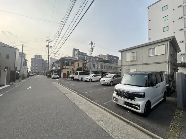 敷地面積約148.73平米（約 44.99坪）の角地、整形地です。前面道路は南側（公道約5.9ｍ）・西側（公道約4.0ｍ）に面しています。