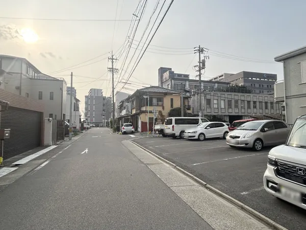 敷地面積約148.73平米（約 44.99坪）の角地、整形地です。前面道路は南側（公道約5.9ｍ）・西側（公道約4.0ｍ）に面しています。