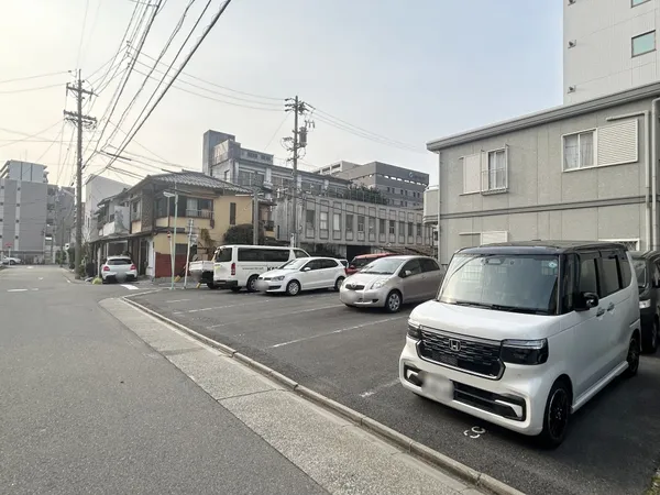 敷地面積約148.73平米（約 44.99坪）の角地、整形地です。前面道路は南側（公道約5.9ｍ）・西側（公道約4.0ｍ）に面しています。