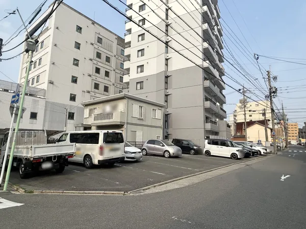 敷地面積約148.73平米（約 44.99坪）の角地、整形地です。前面道路は南側（公道約5.9ｍ）・西側（公道約4.0ｍ）に面しています。