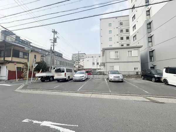 敷地面積約148.73平米（約 44.99坪）の角地、整形地です。前面道路は南側（公道約5.9ｍ）・西側（公道約4.0ｍ）に面しています。