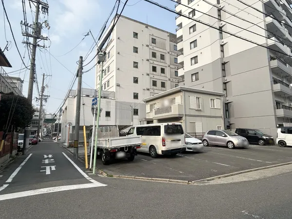 敷地面積約148.73平米（約 44.99坪）の角地、整形地です。前面道路は南側（公道約5.9ｍ）・西側（公道約4.0ｍ）に面しています。