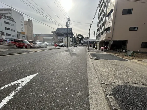 前面道路含む外観