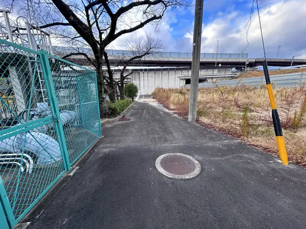 前面道路含む外観(南西側)