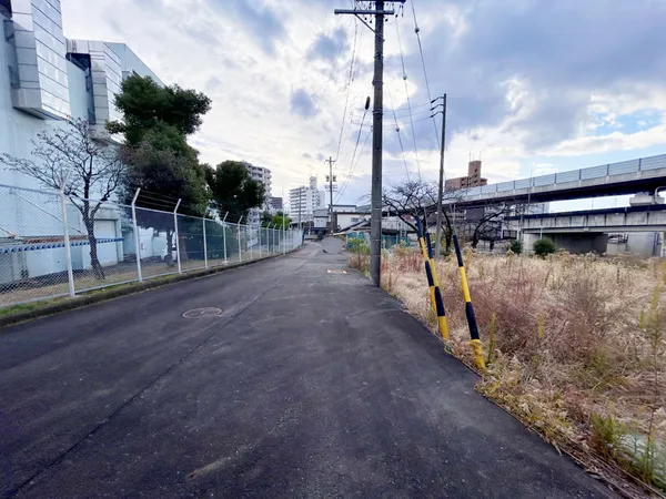 前面道路含む外観(東南側)