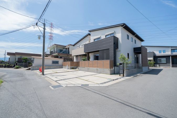 前面道路含む外観