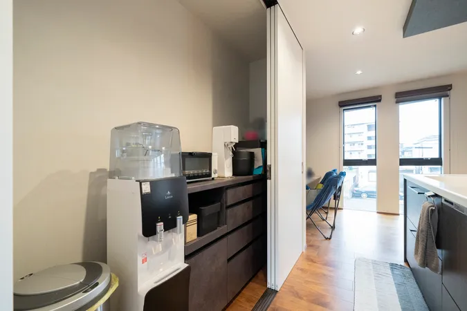 キッチン裏に収納スペース有