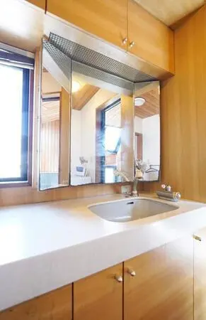窓からの自然光が心地よい洗面室には、収納豊富で便利な洗面化粧台がございます。