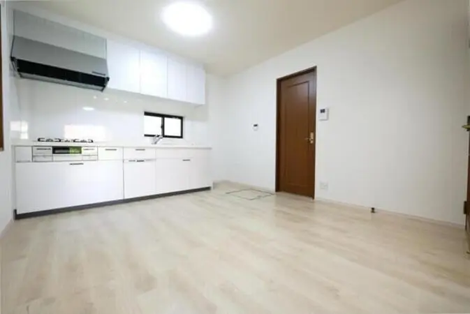 【LDK】ホワイトカラーが明るく映えるシステムキッチンです。キッチン横の扉は、洗面室と浴室に繋がっており、家事動線良好です。