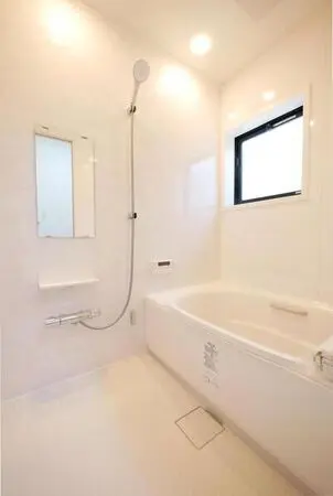 【浴室】白で統一された、明るく清潔感のある浴室です。バスタブに足を伸ばし、1日の疲れを癒すことができます。窓付きなので、スムーズに換気できます。