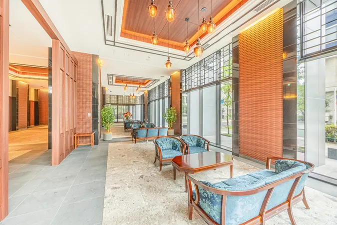 1階には優雅なエントランスホール、またソファとテーブルを備えたラウンジがあります