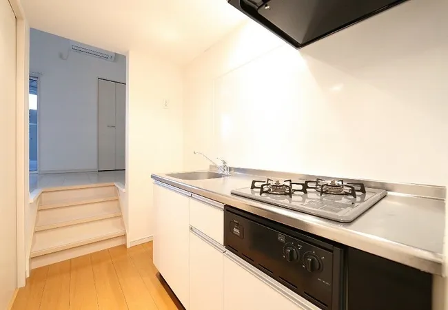 システムキッチンを備えたワンルーム。階段により洋室とキッチンが程よく分かれ、メリハリのある空間設計です。