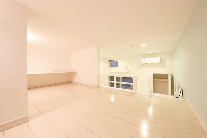 ワンルームにロフトを備え、空間を立体的に活用。居住スペースを広く確保できる間取りです。