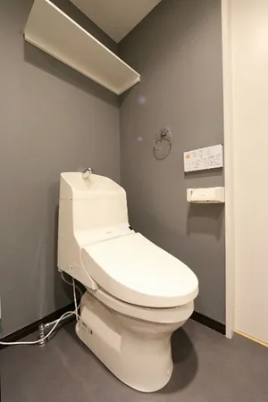 【トイレ】温水洗浄便座機能付きのトイレです。