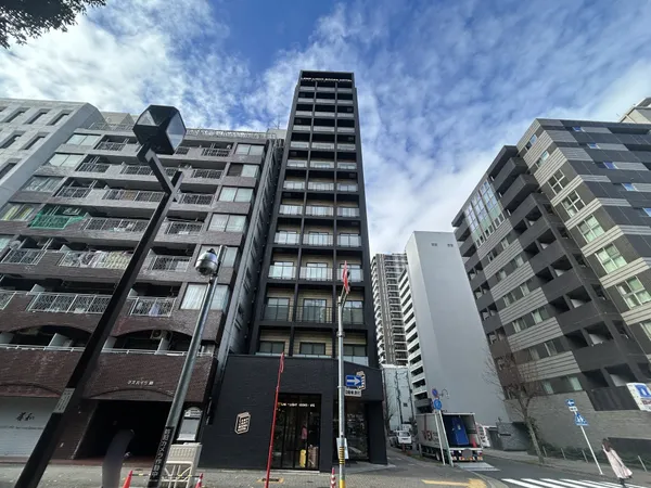 隣接のホテルにはブックカフェが併設しております。