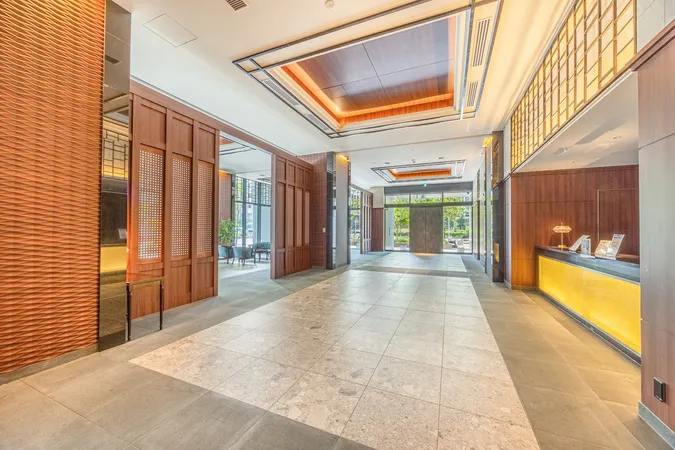 1階には優雅なエントランスホール、またソファとテーブルを備えたラウンジがあります