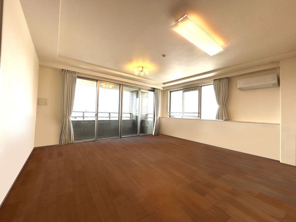 サーパス本山鹿子町 リビング サーパス本山鹿子町 リビング