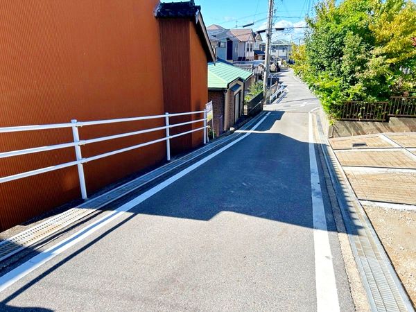 前面道路含む外観